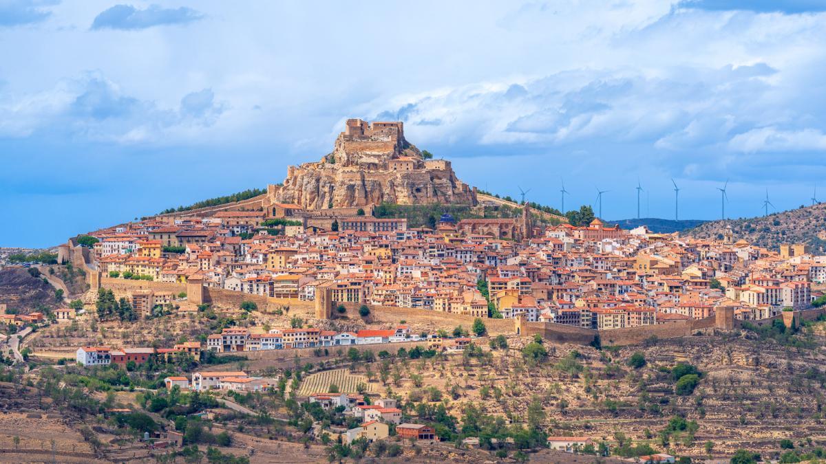 Es uno de los pueblos más bonitos de España y tiene un impresionante castillo en lo alto
