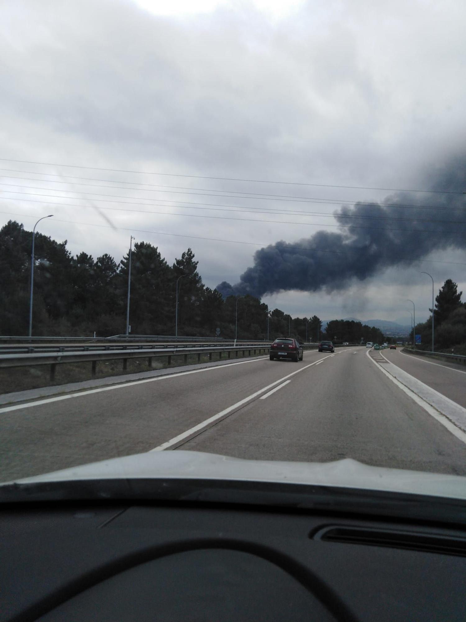 Alarma por un gran incendio en una nave de reciclaje en Llanera