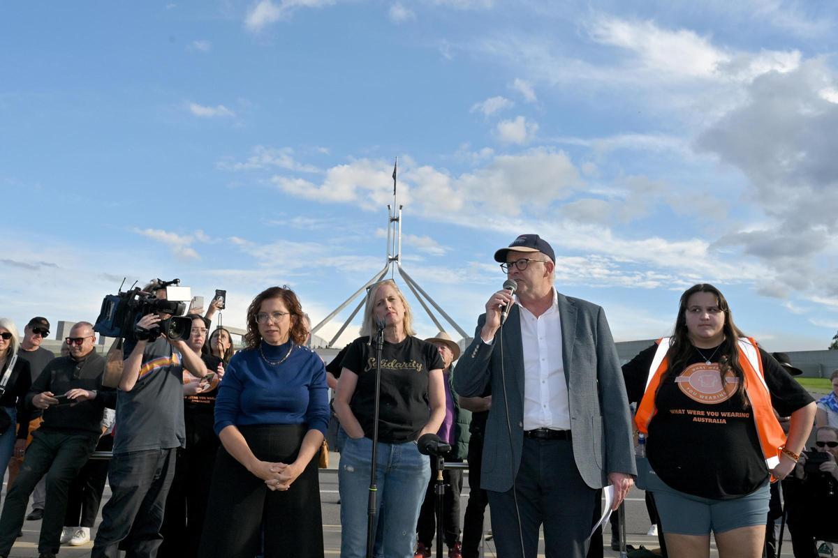Anthony Albanese participa en la protesta en Canberra contra la violencia de género