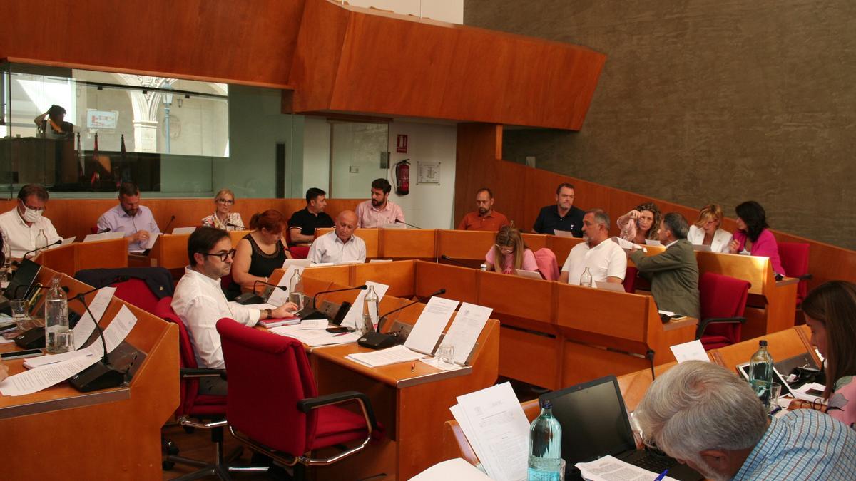 A la derecha, la bancada popular durante el Pleno de este lunes.