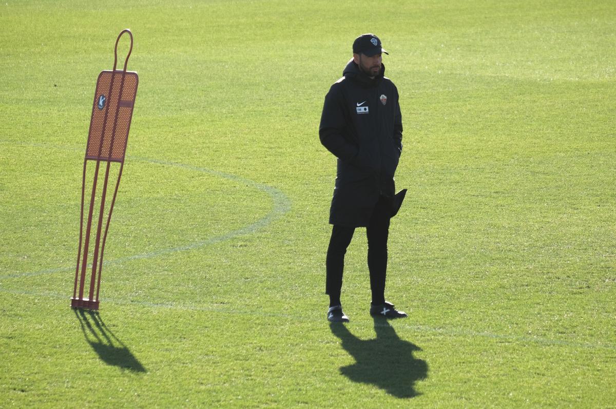 Pablo Machín, entrenador del Elche CF, en la sesión preparatoria del partido ante el Sevilla