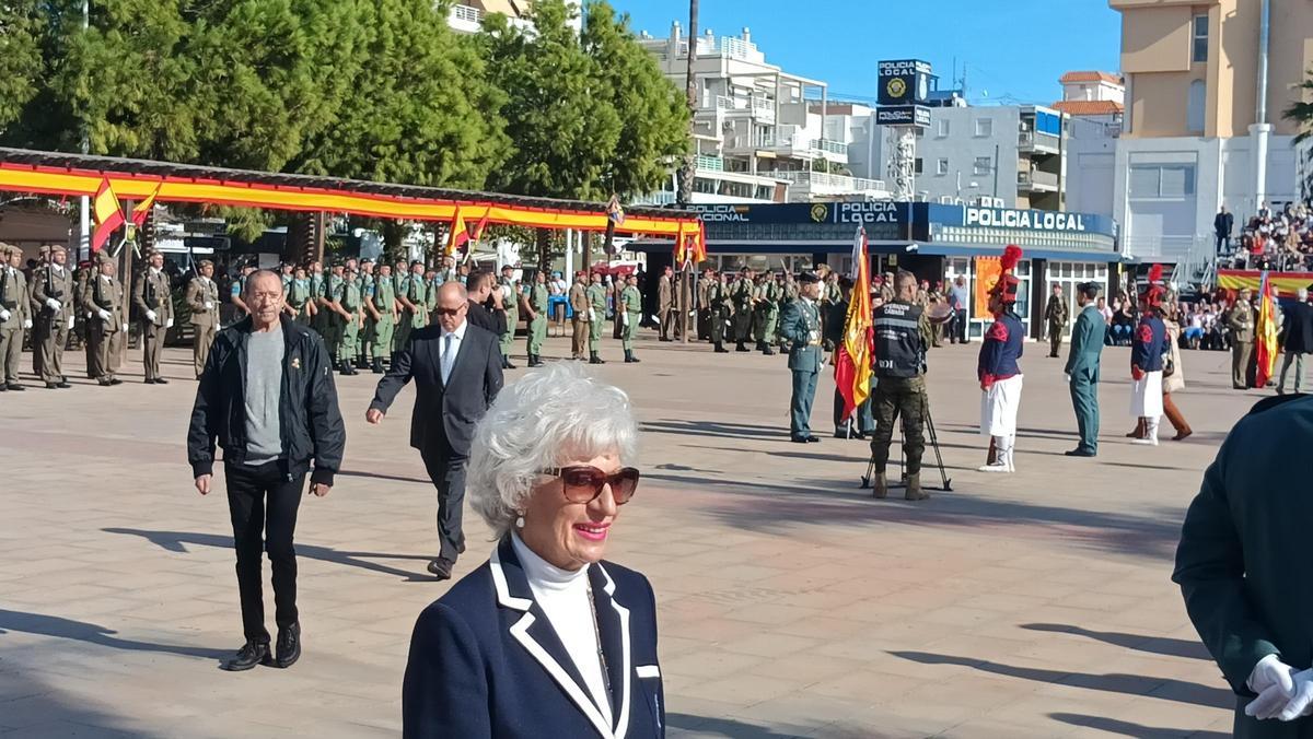Algunos de los civiles en el evento, este mediodía en el paseo del puerto de Gandia.