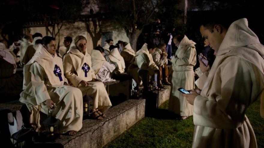 Hermanos del Espíritu Santo aguardan vestidos con sus túnicas a que comience la procesión