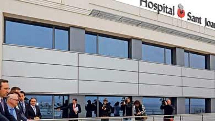 Las autoridades, en una visita de inauguración del hospital Sant Joan de Déu.