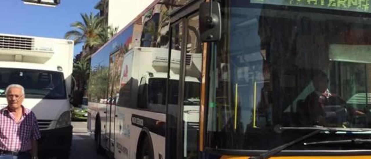Autobús que transporta a los vecinos hasta el centro de especialidades de Burjassot y La Fe