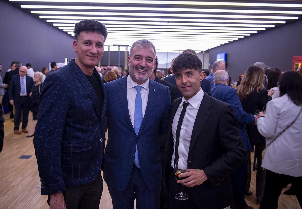 Mag Lari, Jaume Collboni y El Mago Pop, en el cóctel posterior a la entrega del premio.