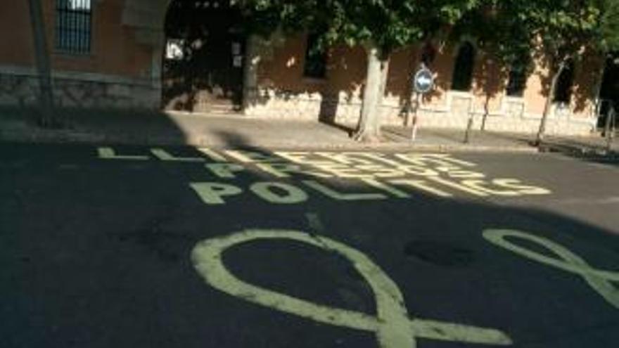 Les pintades aparegudes a la carretera, davant la presó