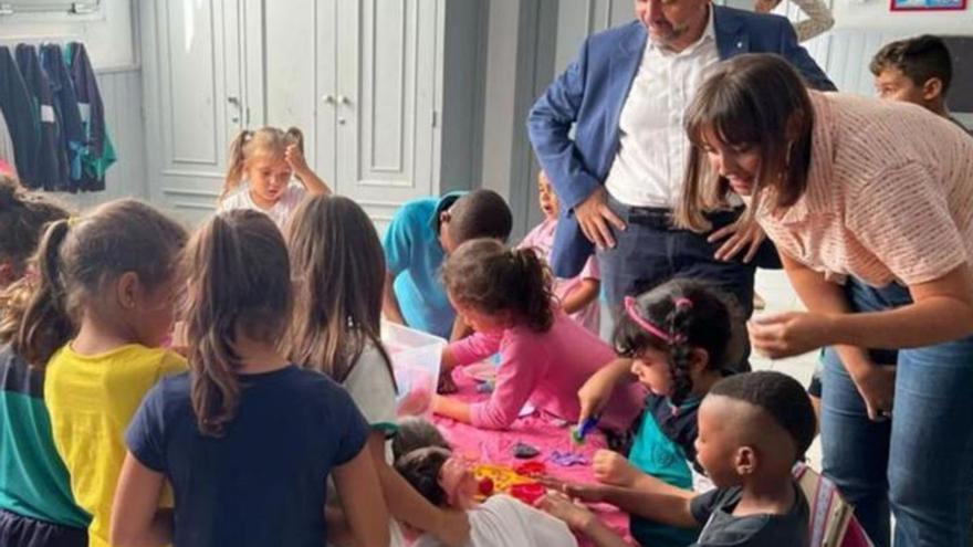 El alcalde, José Manuel Bermúdez, y la concejala de Atención Social, Charín González, en una escuela infantil