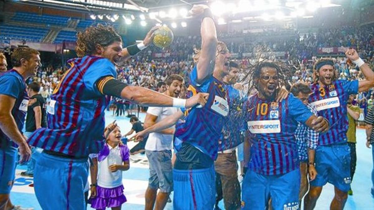 Nagy (con el balón) celebra junto a Rutenka (izquierda), Viran Morros, Sorhaindo y Noddesbo el título de Liga, ayer en el Palau Blaugrana.