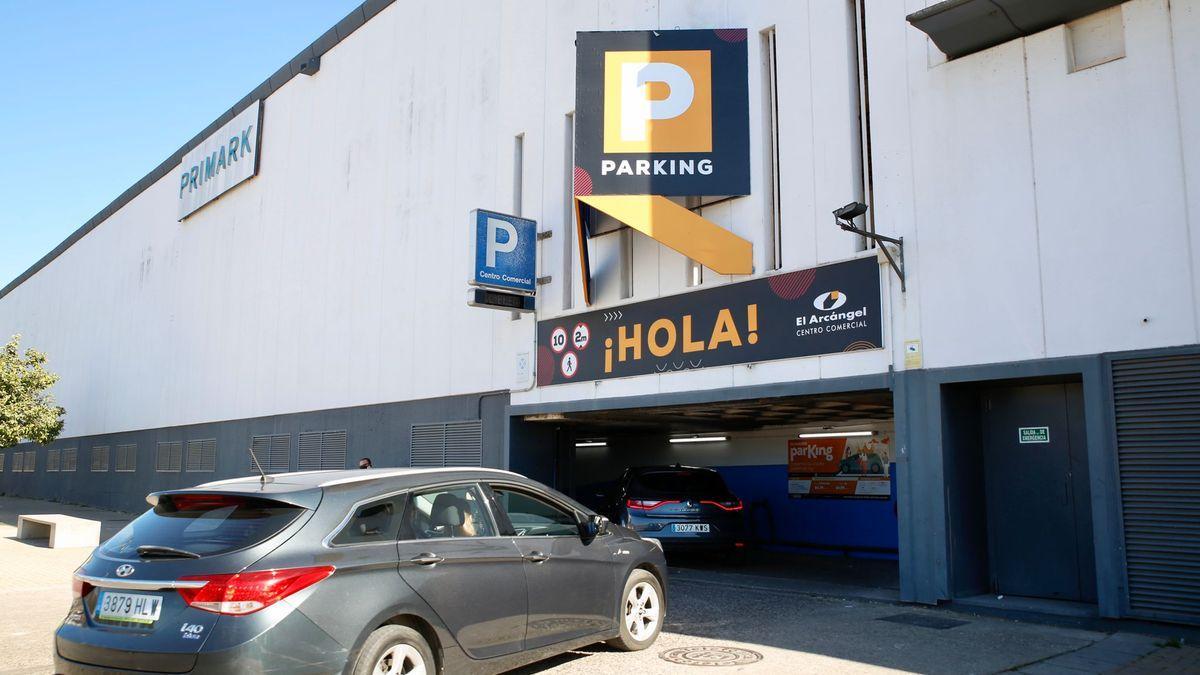 Un coche accede al parking del centro comercial El Arcángel.