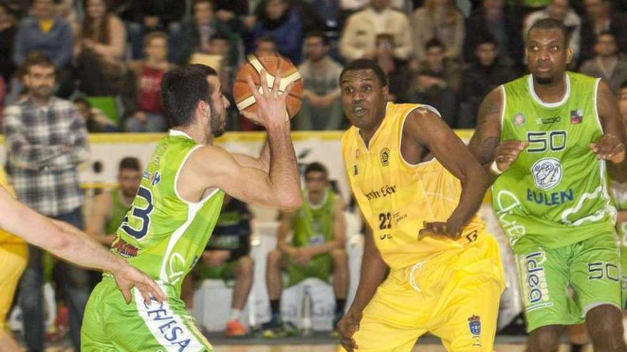 Alpha Diallo tratando de evitar la acción ofensiva del abulense Alejandro Marín en el partido disputado ayer. // David Castro (Diario de Ávila)