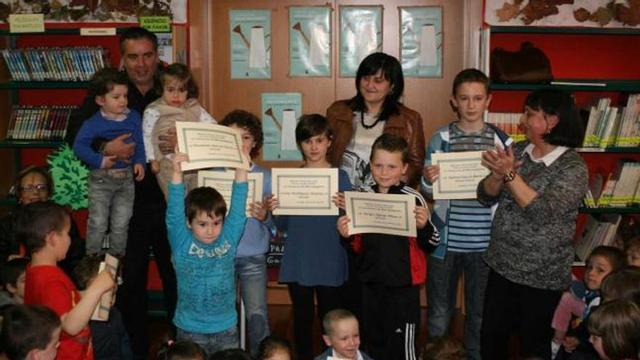 Los marcapáginas de la Biblioteca Pública de Carreño ya tienen la firma de sus ganadores