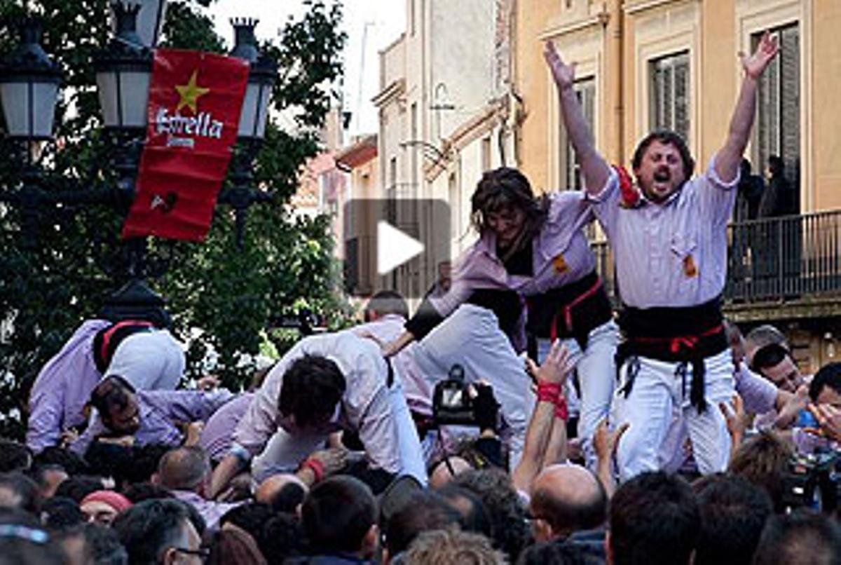 Minyons de Terrassa carreguen el 3 de 10 amb folre i manilles.