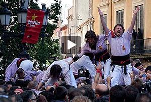Minyons de Terrassa carreguen el 3 de 10 amb folre i manilles.