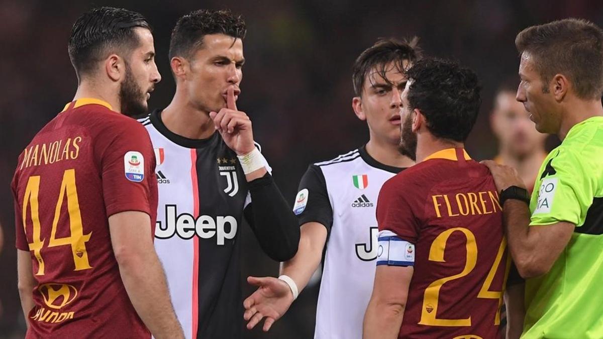 Cristiano Ronaldo manda silencio a Alessandro Florenzi, en el partido de anoche en el Olímpico de Roma.