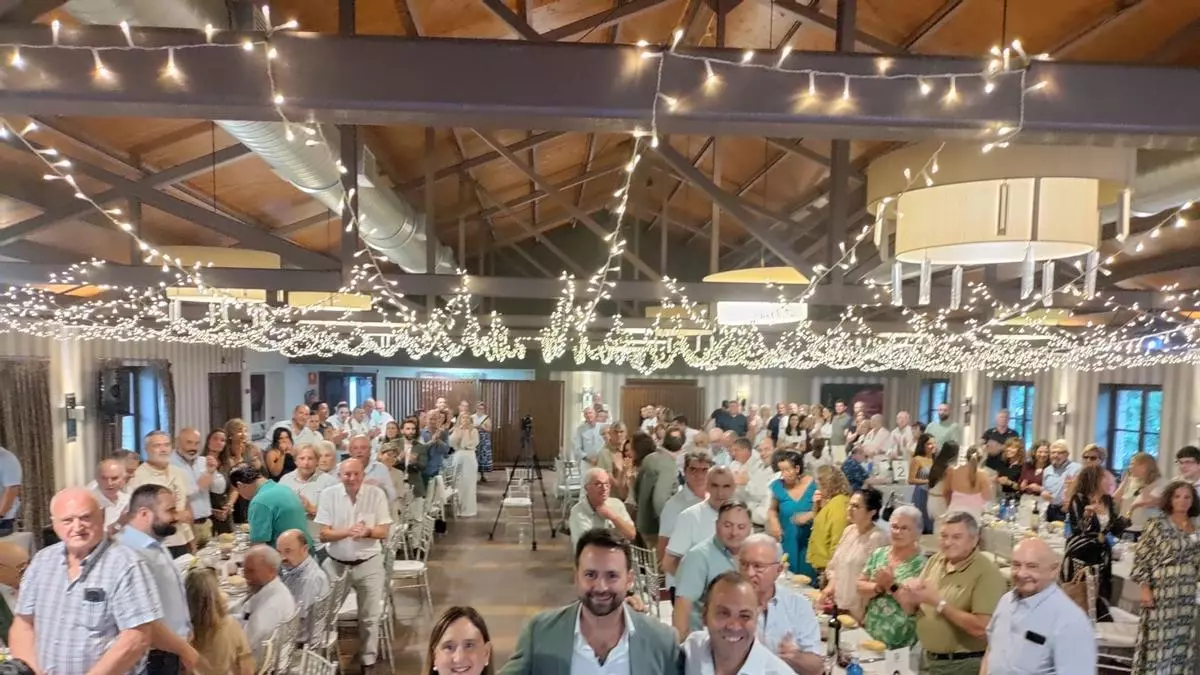 Homenaje del PP a sus alcaldes en Caravia y Cangas de Onís, que cumplen 15 años en el cargo: "No ha sido un camino de rosas"