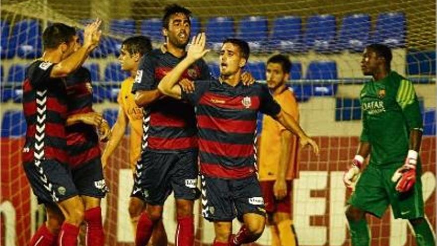 Juanto Ortuño celebra amb Escassi, Aimar i Imaz el gol llagosterenc d&#039;ahir al vespre.