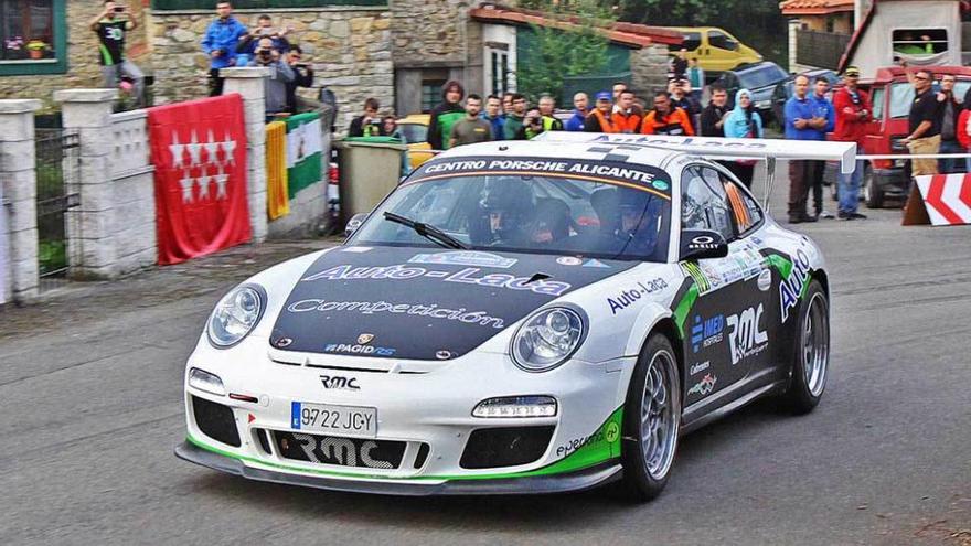 José M. Mora con el 208 R2 en un tramo cronometrado mojado por la lluvia.