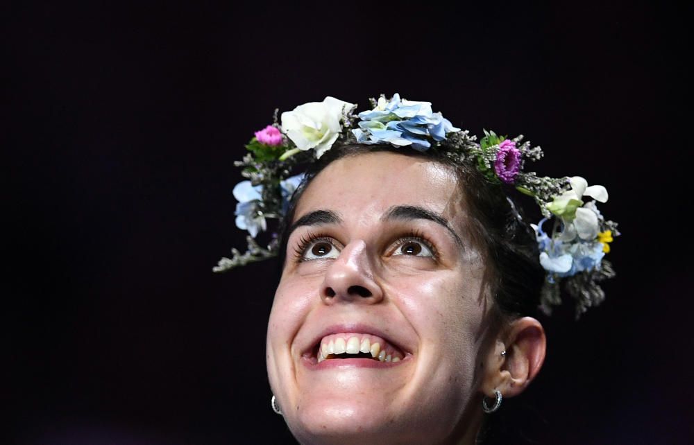 La jugadora española Carolina Marín se convirtió hoy en la deportista con más Mundiales de Bádminton de la historia tras lograr su tercer título al ganar a la india Pusarla Sindhu.