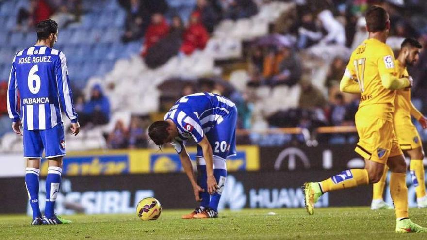 José Rodríguez y Hélder Postiga, antes de sacar de centro en el partido contra el Málaga. 13fotos