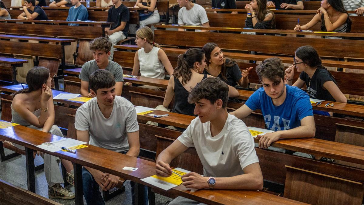 Primer día de la selectividad en la Facultat d'Economia i Empresa de la UB