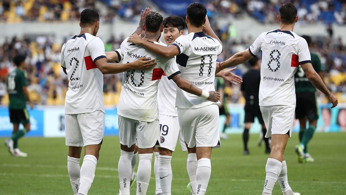 Los jugadores del PSG celebrando uno de los goles de Neymar