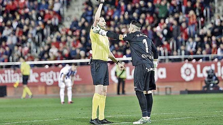 El colegiado MediÃ© JimÃ©nez amonesta a Manolo Reina durante el partido de ayer.