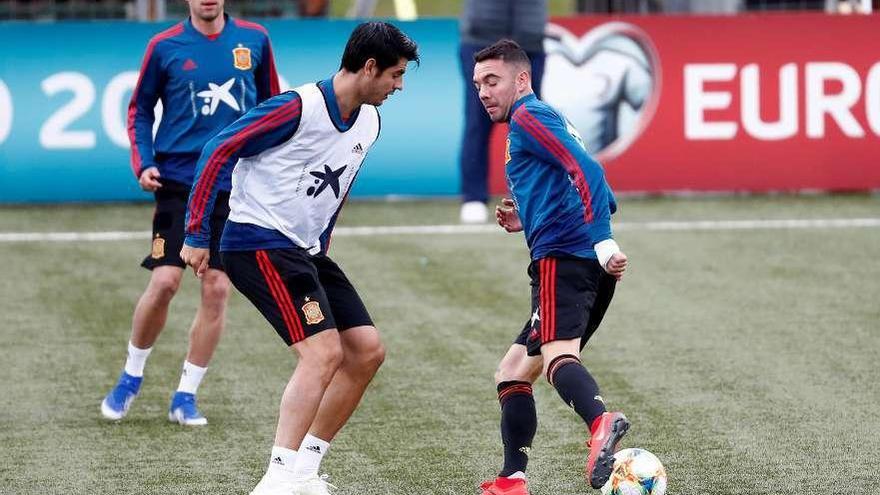 Morata y Aspas, presumible pareja de delanteros, en el entrenamiento de ayer. // Efe