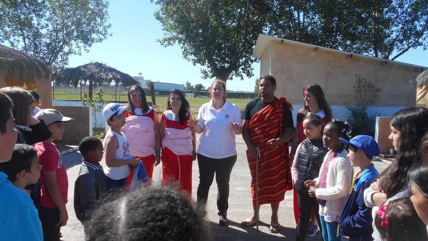 Un momento de la actividad con la población Masai y Cruz Roja.