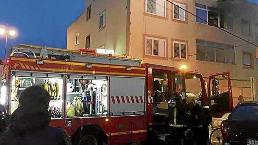 Bomberos y policías en el lugar del suceso.