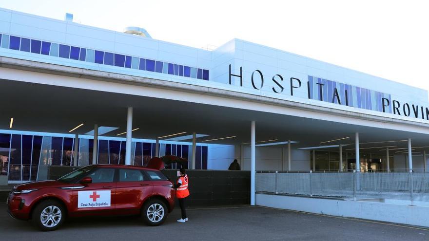 Voluntarios de Cruz Roja recogen medicamentos en uno de los hospitales de la capital