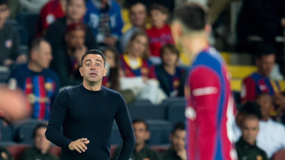 Xavi da instrucciones a Pedri en Montjuïc durante el Barça-Real Sociedad.