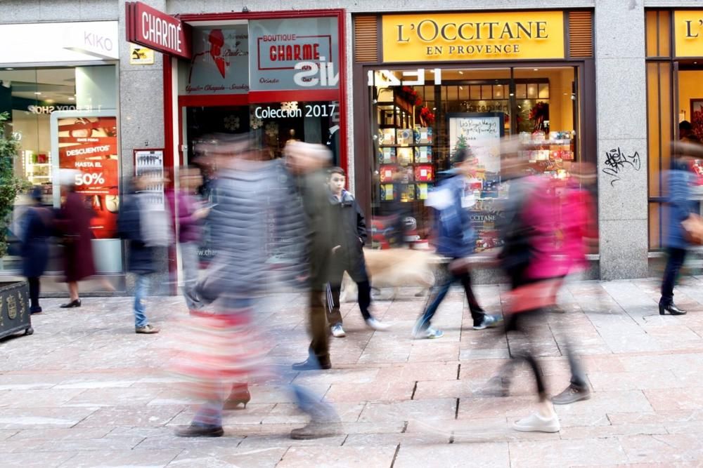 Día de compras navideñas en Oviedo y Gijón