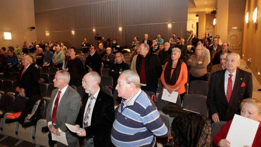 Los asistentes a la junta, durante el minuto de silencio por los sportinguistas fallecidos en 2015.