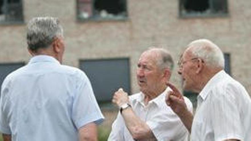 Varios hombres hablan cerca del asilo de ancianos Kanunnik Triest en la localidad de Melle.