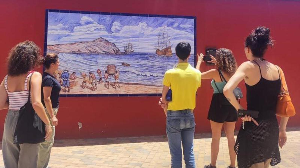 Las artistas Daniasa Curbelo, Ninf.a y Carla Marzán en una visita guiada por Ingenio, dentro del proyecto 'Retomando el centro' de la residencia artística de Vega de Agua.