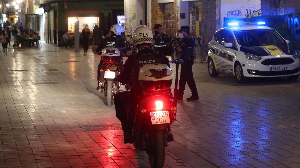 Despliegue policial en un barrio de València.