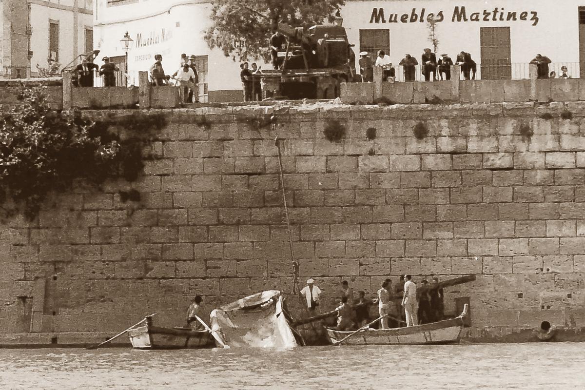 Labores de rescate en las que intervinieron barqueros, tras la caída del autobús de Aucorsa al río.