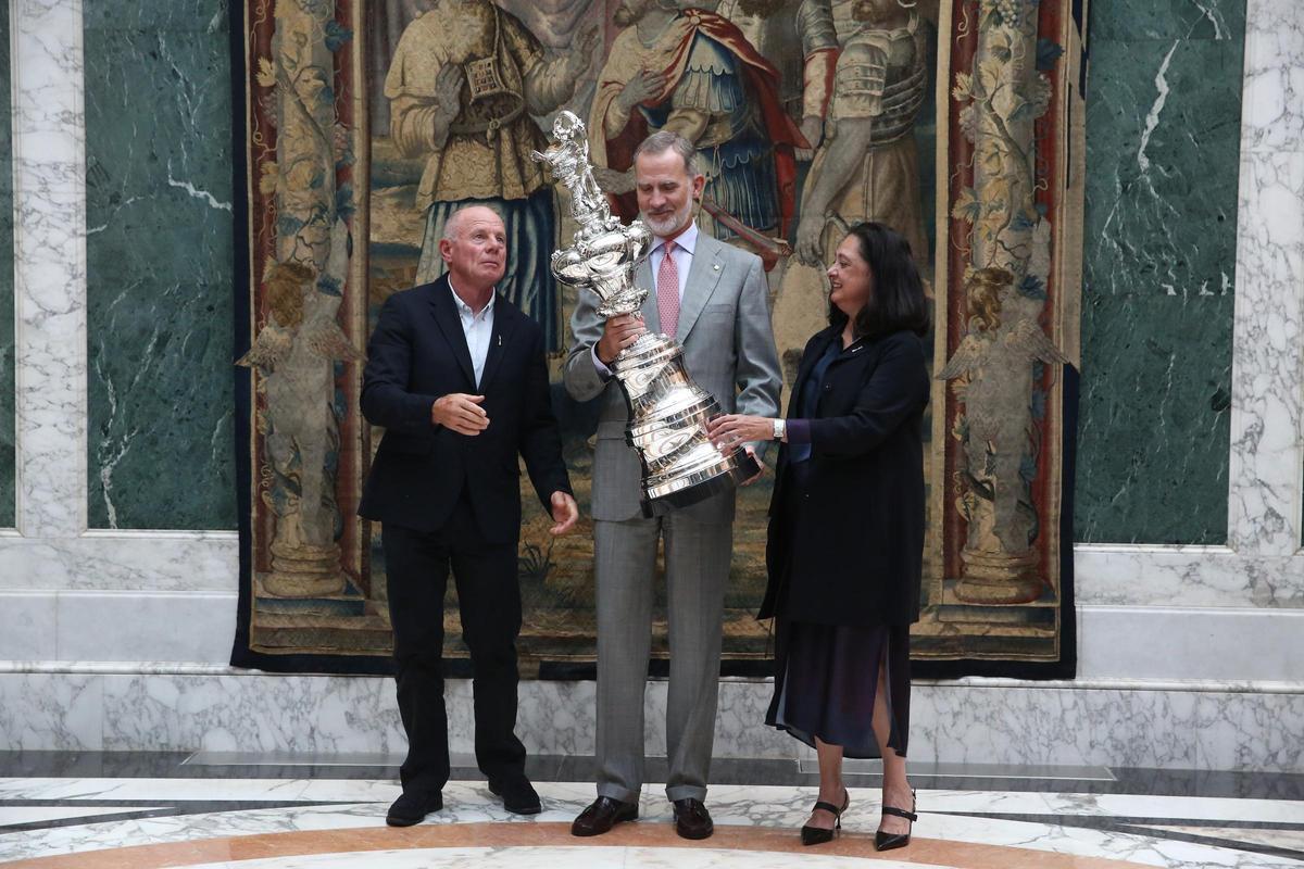El rey Felipe VI recibe a Grant Dalton, CEO de Emirates Team New Zealand.