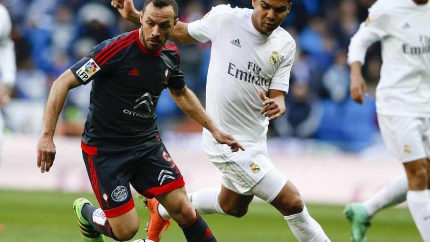 Marcelo Díaz escapa de Casemiro durante el partido de ayer. // LOF