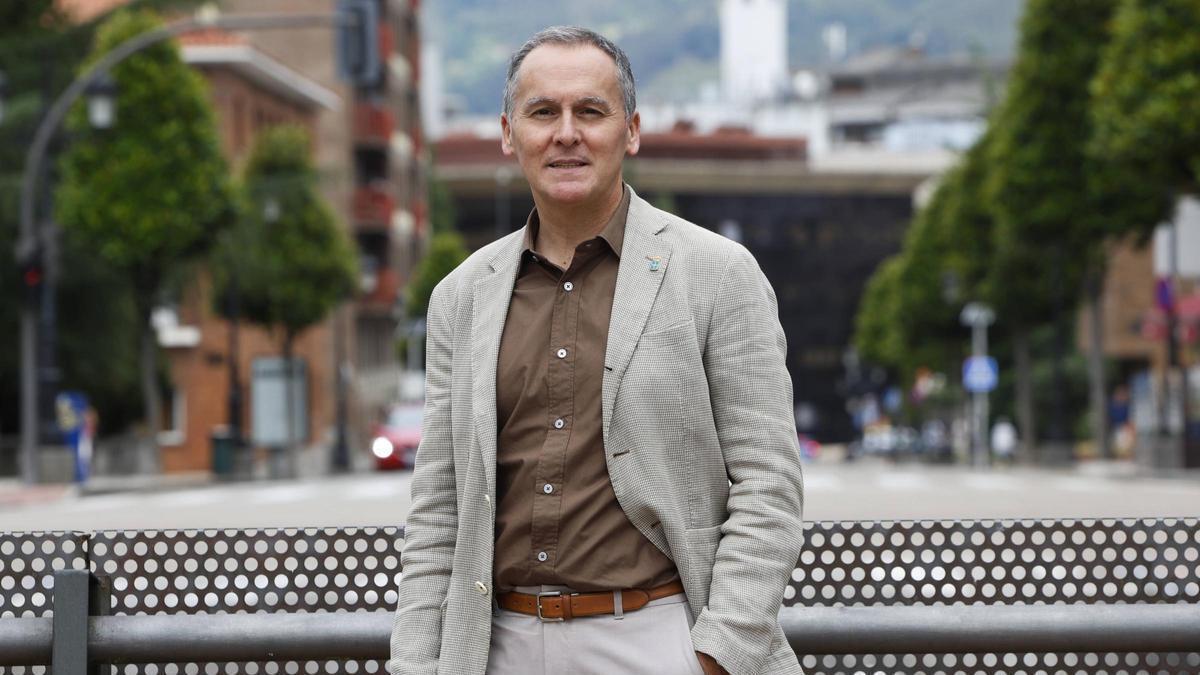 Ángel Balea, en la plaza del Fresno, en Oviedo.
