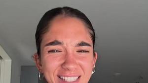 La booktoker ByHermos durante el unboxing de La Odisea en TikTok.