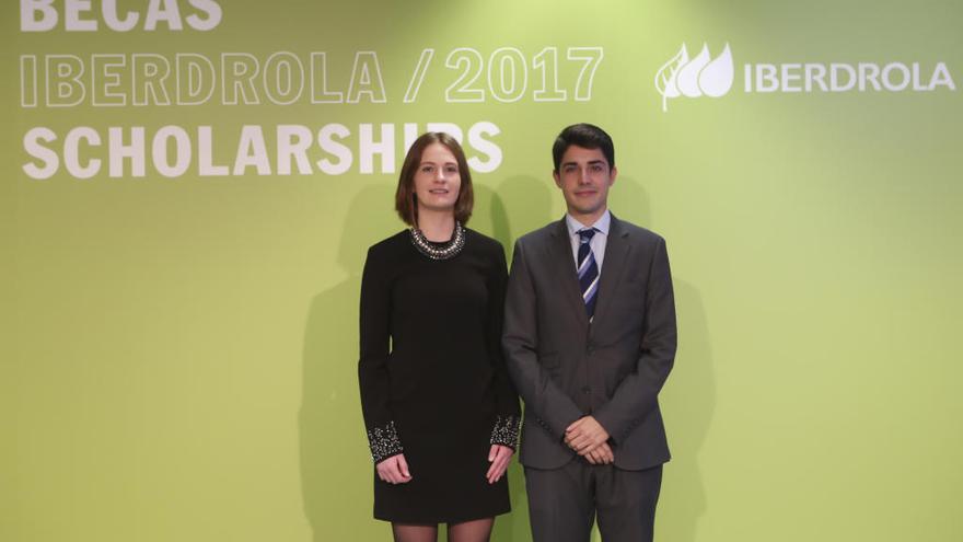 Una estudiante de Figueroles recibe una de las becas de Iberdrola