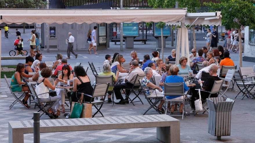 Varios clientes en una terraza de la capital.