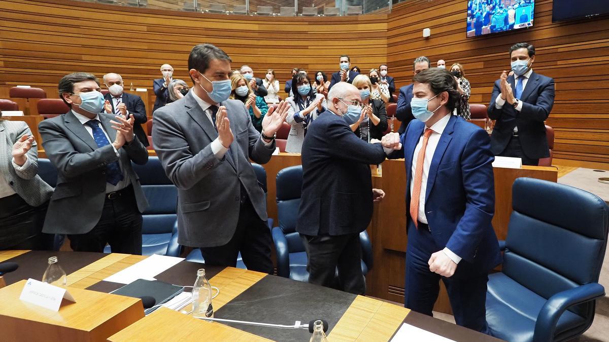 El presidente de la Junta de Castilla y León, Alfonso Fernández Mañueco (d), y el vicepresidente y portavoz, Francisco Igea.