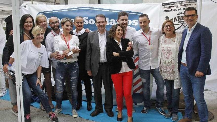 |  El alcalde Abel Caballero también se apuntó al corte de pelo y, como uno más, acudió a la calle de Príncipe para dar su apoyo a los &quot;Barberos Solidarios&quot;. Caballero, que desde el Concello apoyó la cita ofreciendo parte de las carpas y el material que se utilizó, animó a la gente que pasaba por allí a arreglarse el pelo para recaudar el máximo dinero posible.