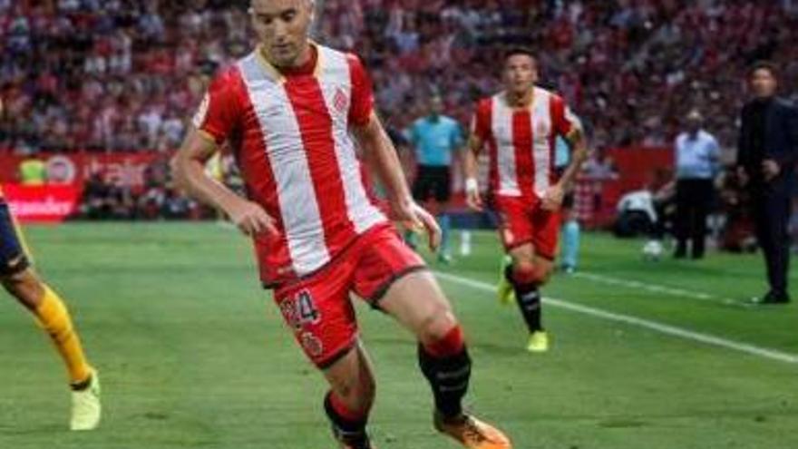 Borja García controla una esfèrica contra l&#039;Atlètic de Madrid.
