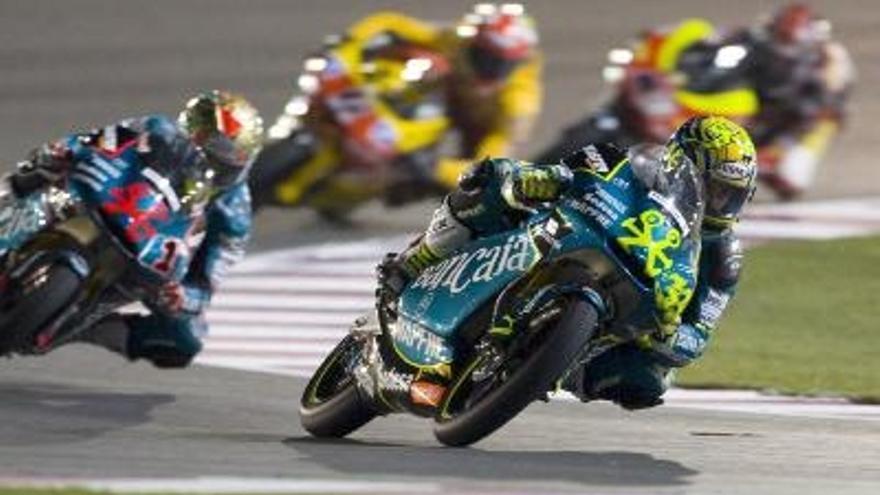 El piloto español de 125cc Sergio Gadea (d), del equipo Bancaja Aspar lidera la carrera en el Gran Premio de Qatar, que se disputa en el Circuito Internacional Losail, cerca de Doha, Qatar.