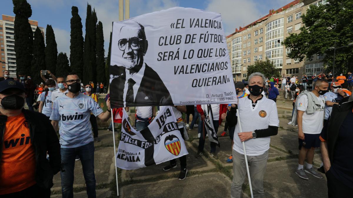 Las imágenes de la marcha de la afición valencianista contra Lim