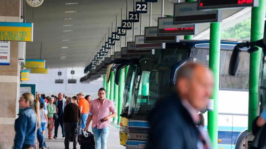 Arriba, usuarios, ayer, en las dársenas de la estación de autobuses. A la izquierda, María Antonia Celadilla, con las secuelas de la agresión.